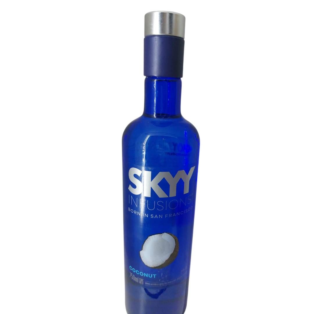 Botella de vodka Blue Skyy con tapón plateado e ilustración de coco.