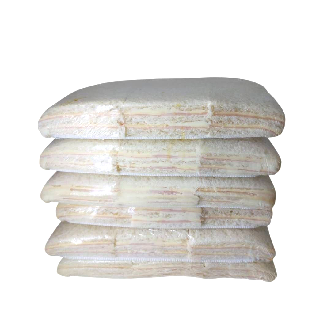 Pila de cuatro paquetes rectangulares de color tostado envueltos en plástico transparente.