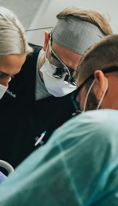 Steven Vorholt overseeing a surgery as a mentor.