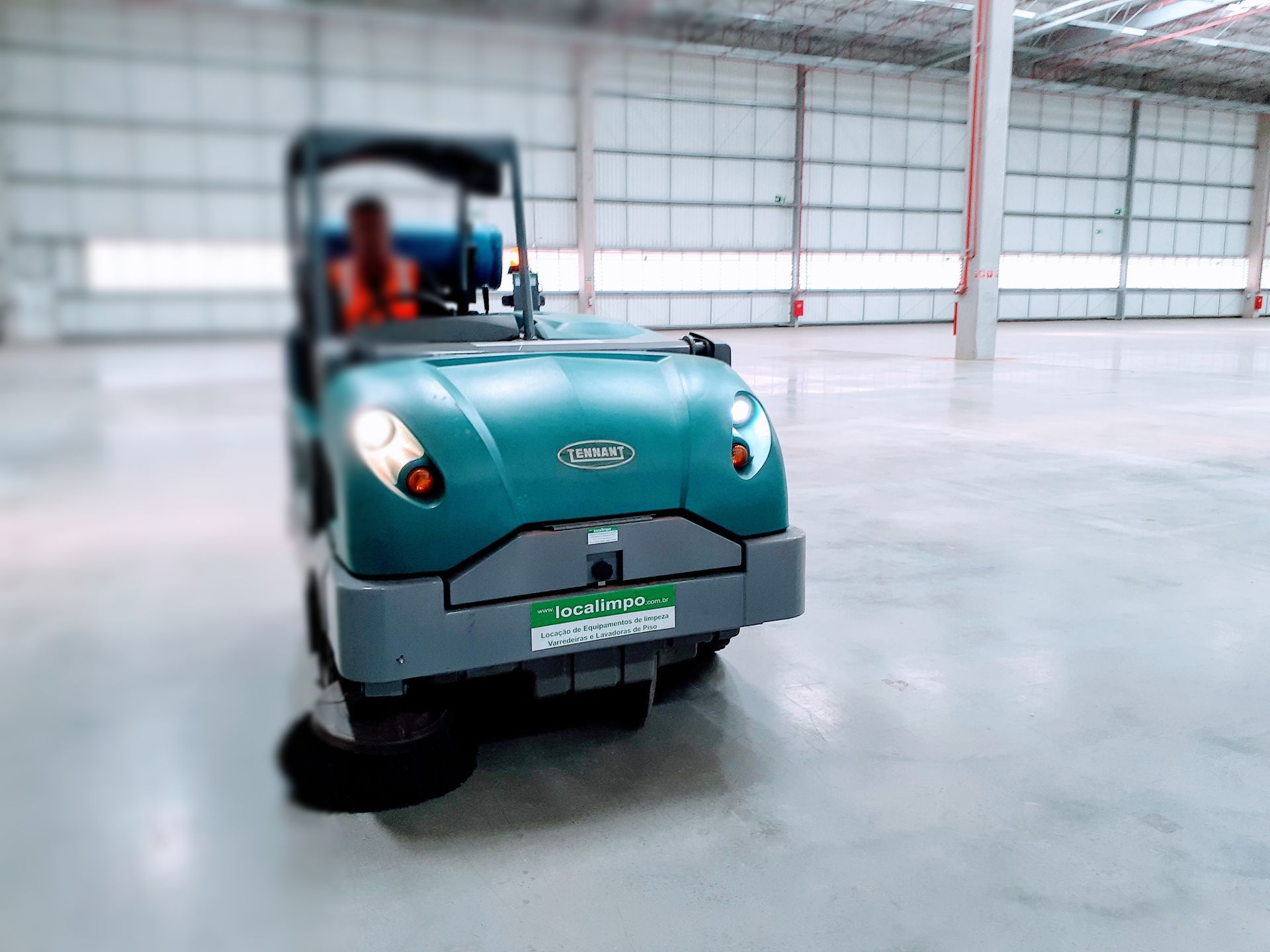 Varredeira de piso, Tennant S30, alfa tennant, tennant, promolimp, limpeza mecaniza, vulcan,  ecologica, localimp,