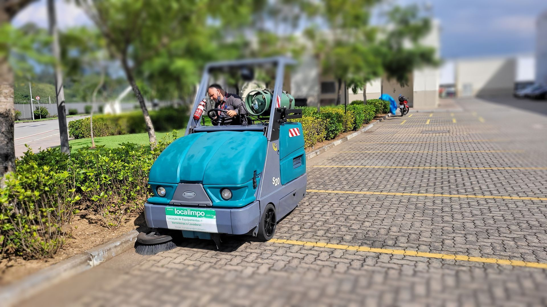 Varredeira de piso, Tennant S30, Tennant S20, alfa tennant, tennant, promolimp, limpeza mecaniza, vulcan,  ecologica, localimp,