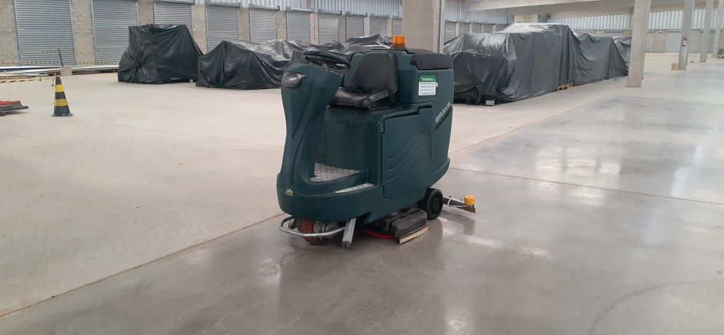 Transporte de equipamento de limpeza, transporte de  varredeira, transporte de lavadora de piso