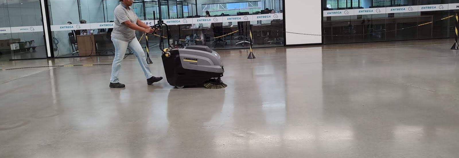 Varredeira Karcher KM75/40, varredeira, varredeira a pé, varredeira a bateria, varredeira de piso, varredeira manual, varredeira de empurrar