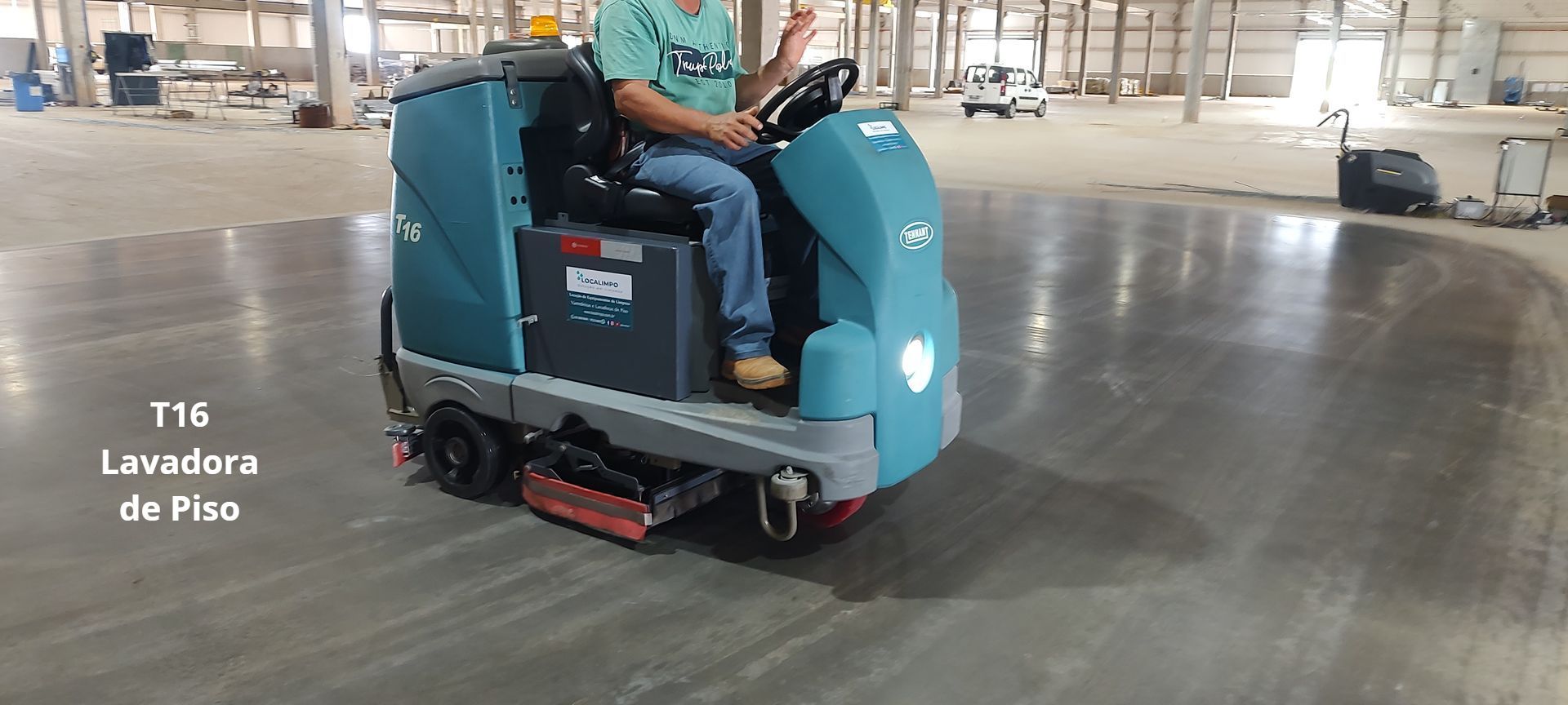 Lavadora de piso de condutor sentado a bateria
Reduza os custos de limpeza com esta lavadora de condutor sentado, alimentada a bateria, concebida para um funcionamento silencioso em qualquer altura e em qualquer lugar a 68 dBA.