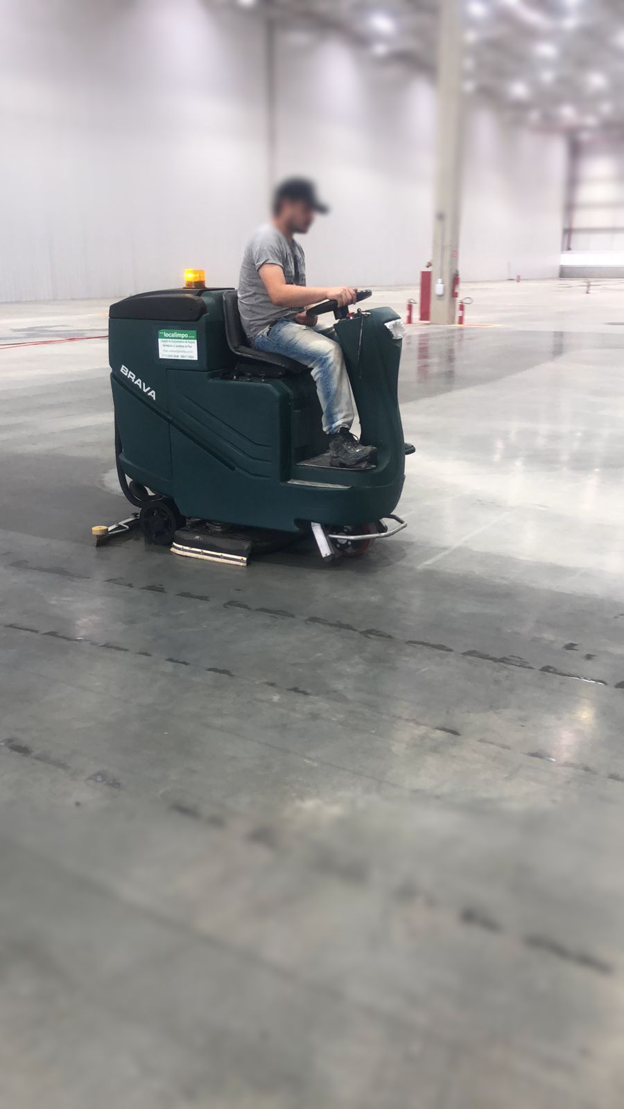 lavadora de piso AlfaBrava, lavadora de piso brava, lavadora alfatennant, lavadora tennant, lavadora de piso industrial