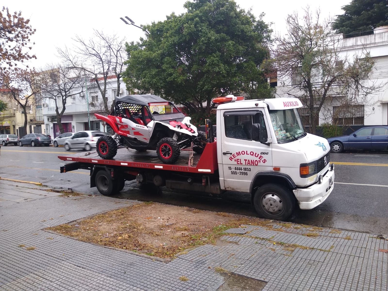 Una grúa con un cochecito en la parte trasera