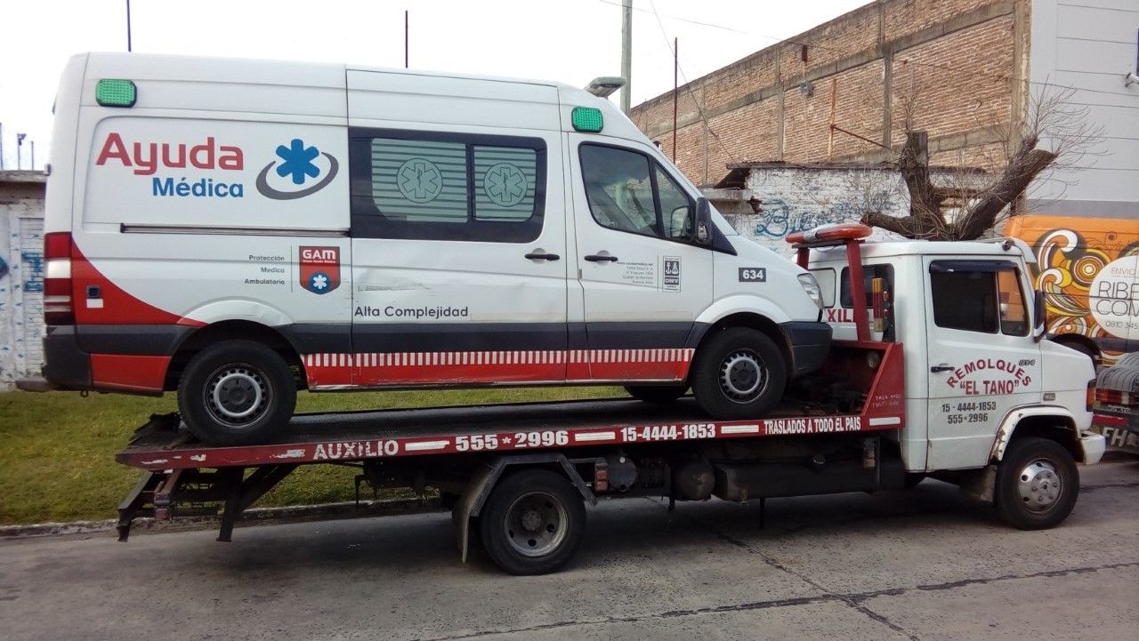 Una ambulancia está siendo remolcada por una grúa
