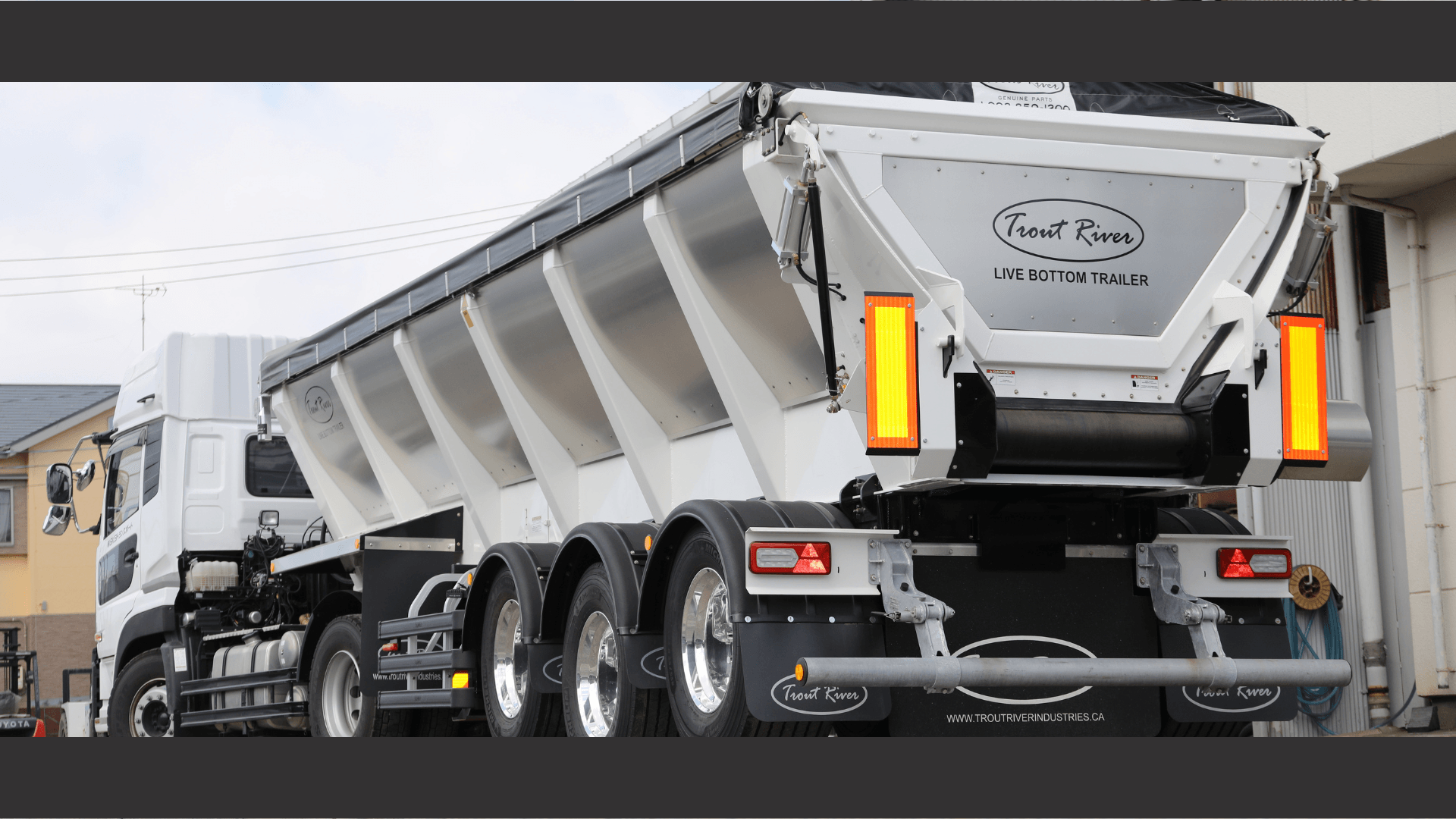 truck with Trout River Live Bottom trailer