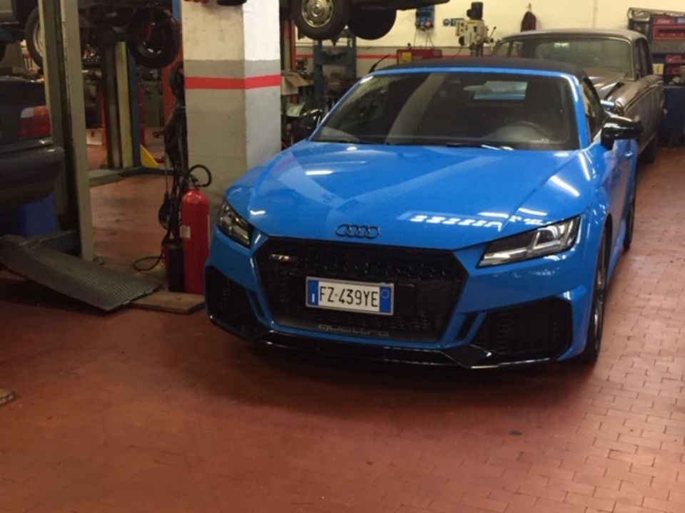 auto audi di colore azzurro