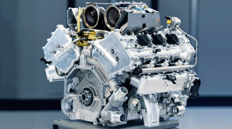 dettaglio motore aston martin