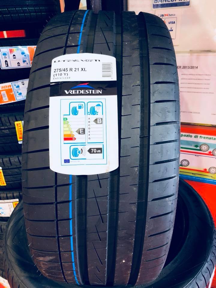 nuovo pneumatico con etichetta