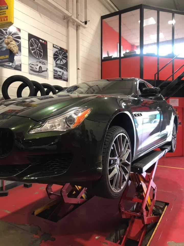 auto su ponte in riparazione