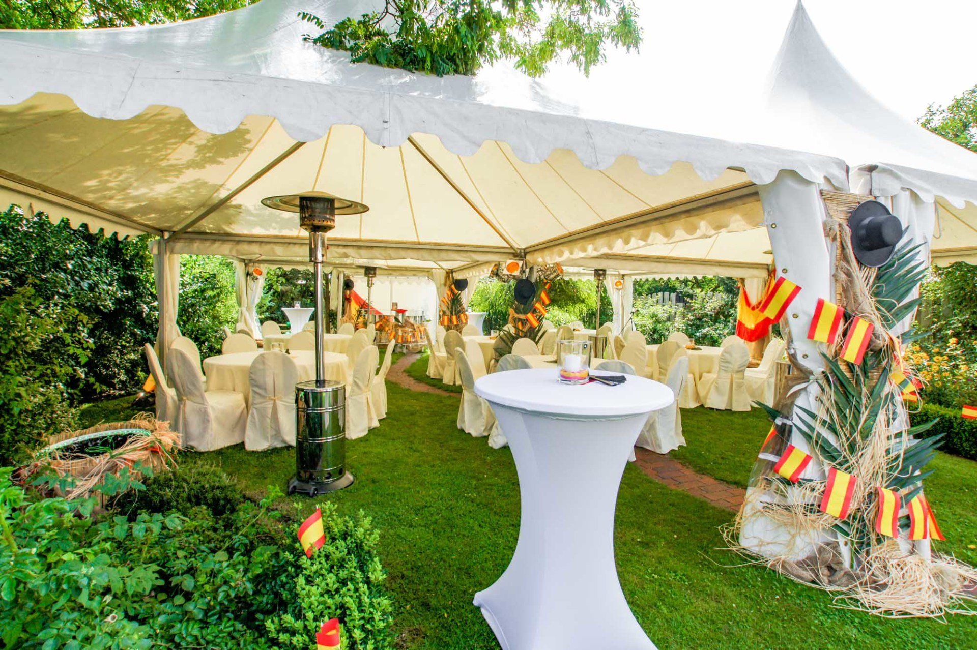 Stehtische und runde Tische und Stühle mit Husse