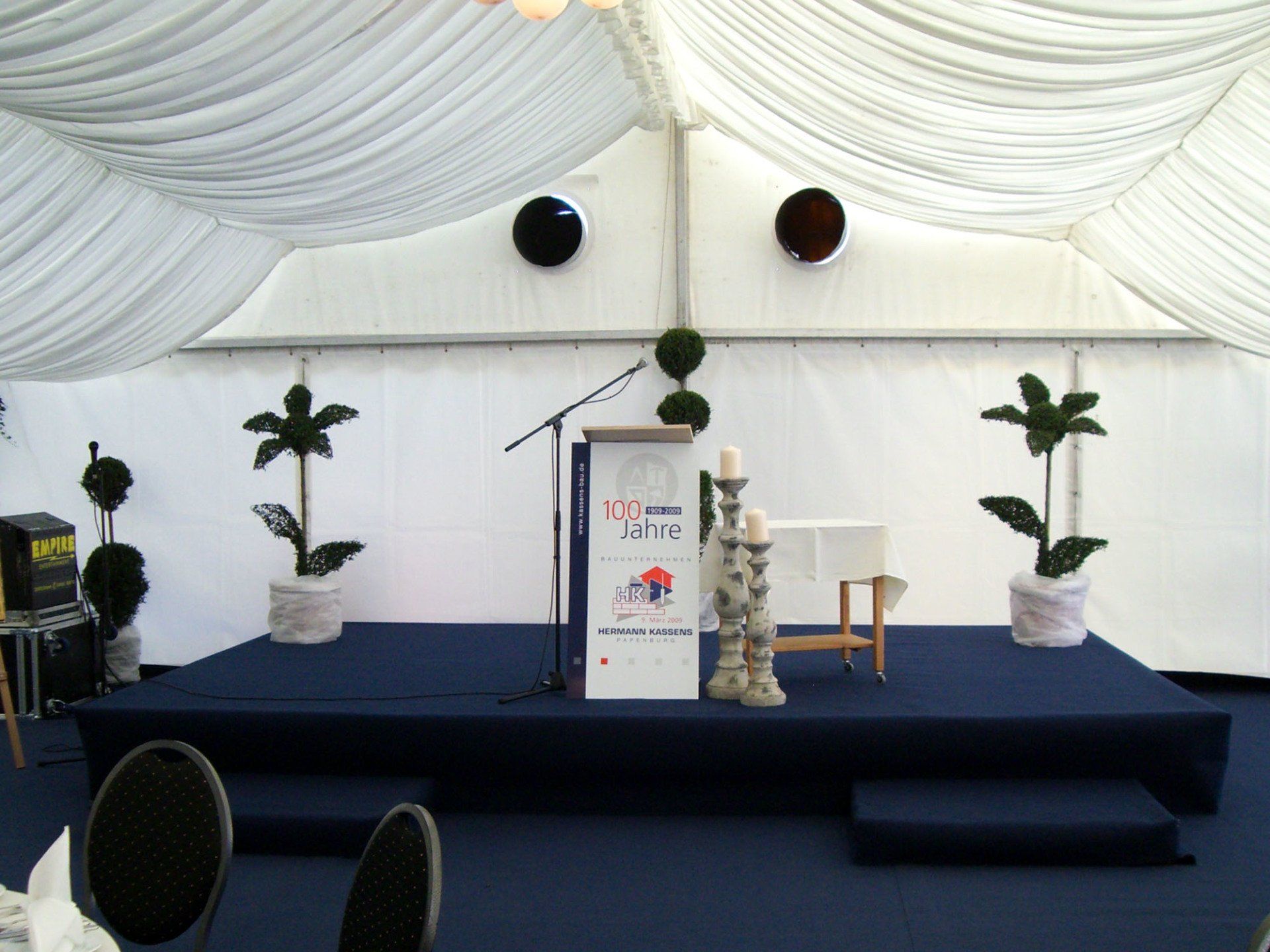 Bühne mit Teppich, Rednerpult und Innenhimmel