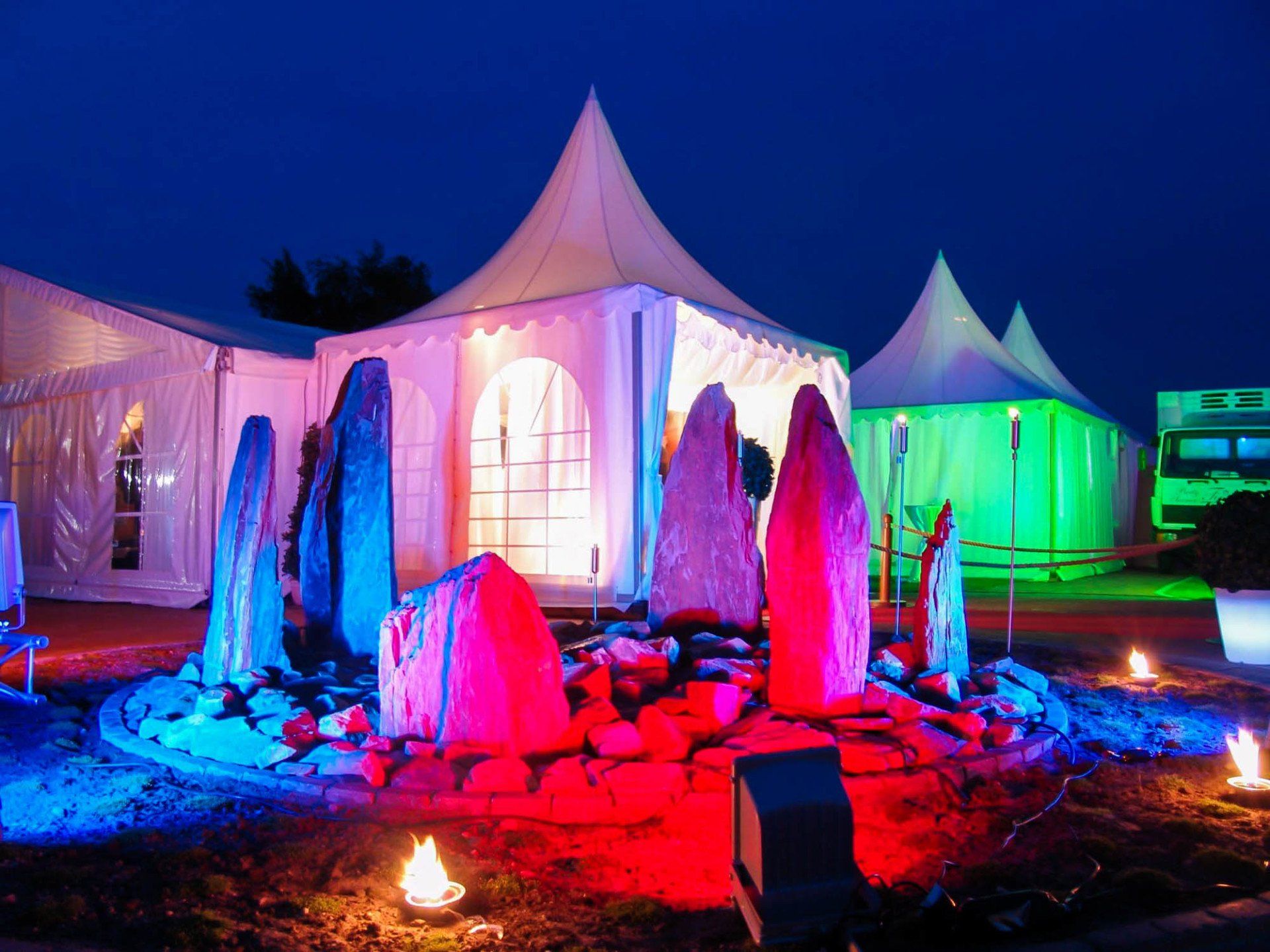 Beleuchtete Dekoration und Pagodenzelte