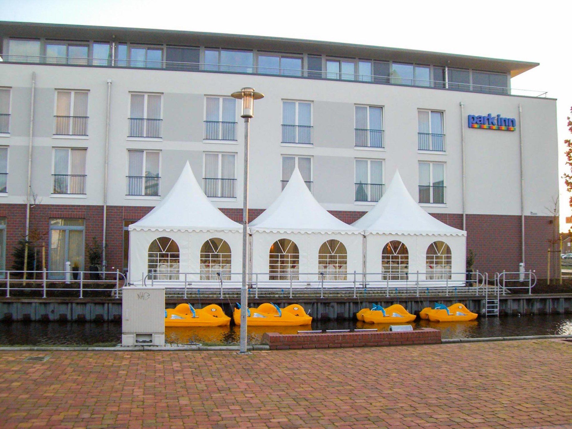 Pagodenzelte vor Hotel