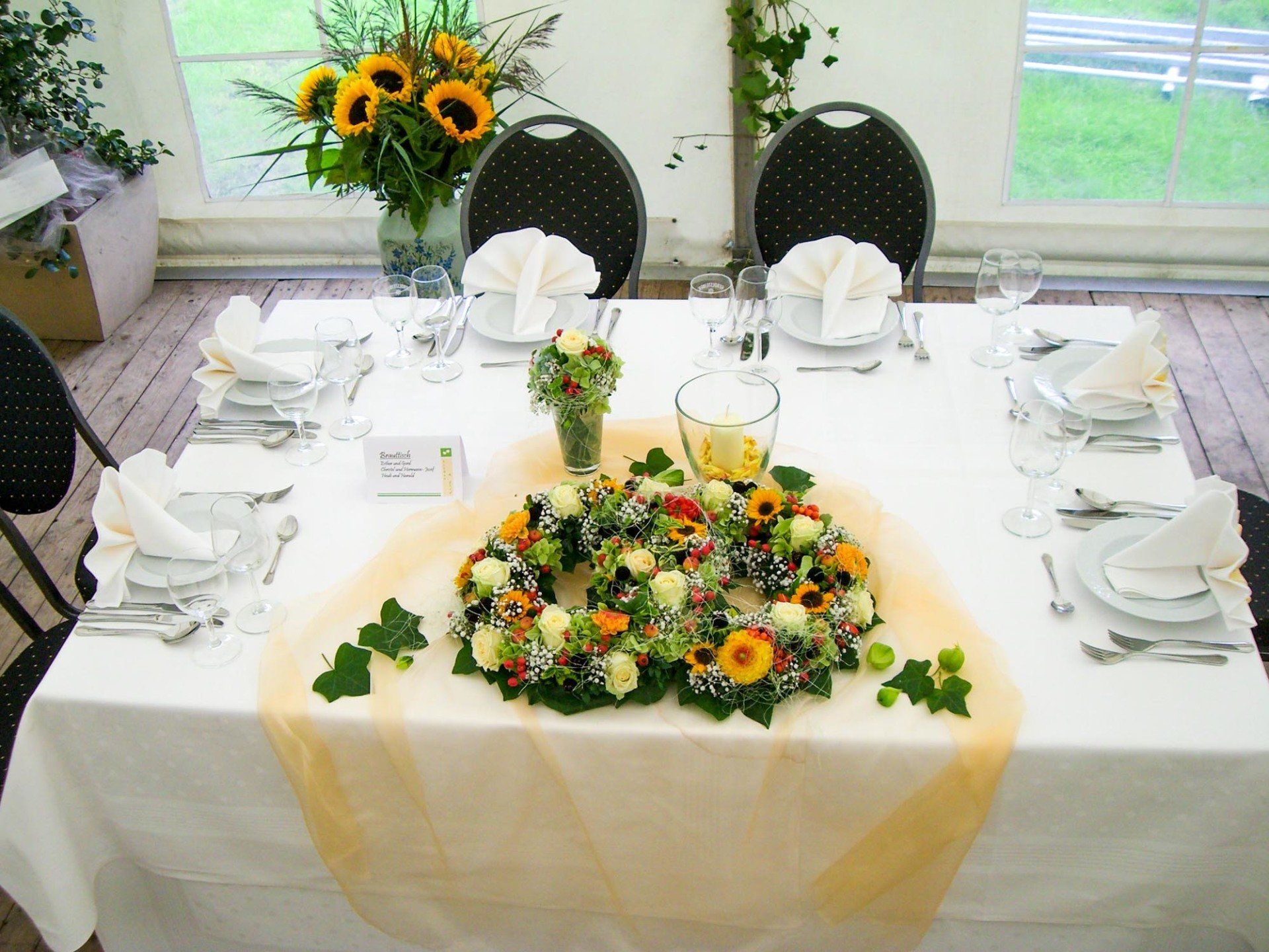 Dekorierter Tisch für Braut und Bräutigam