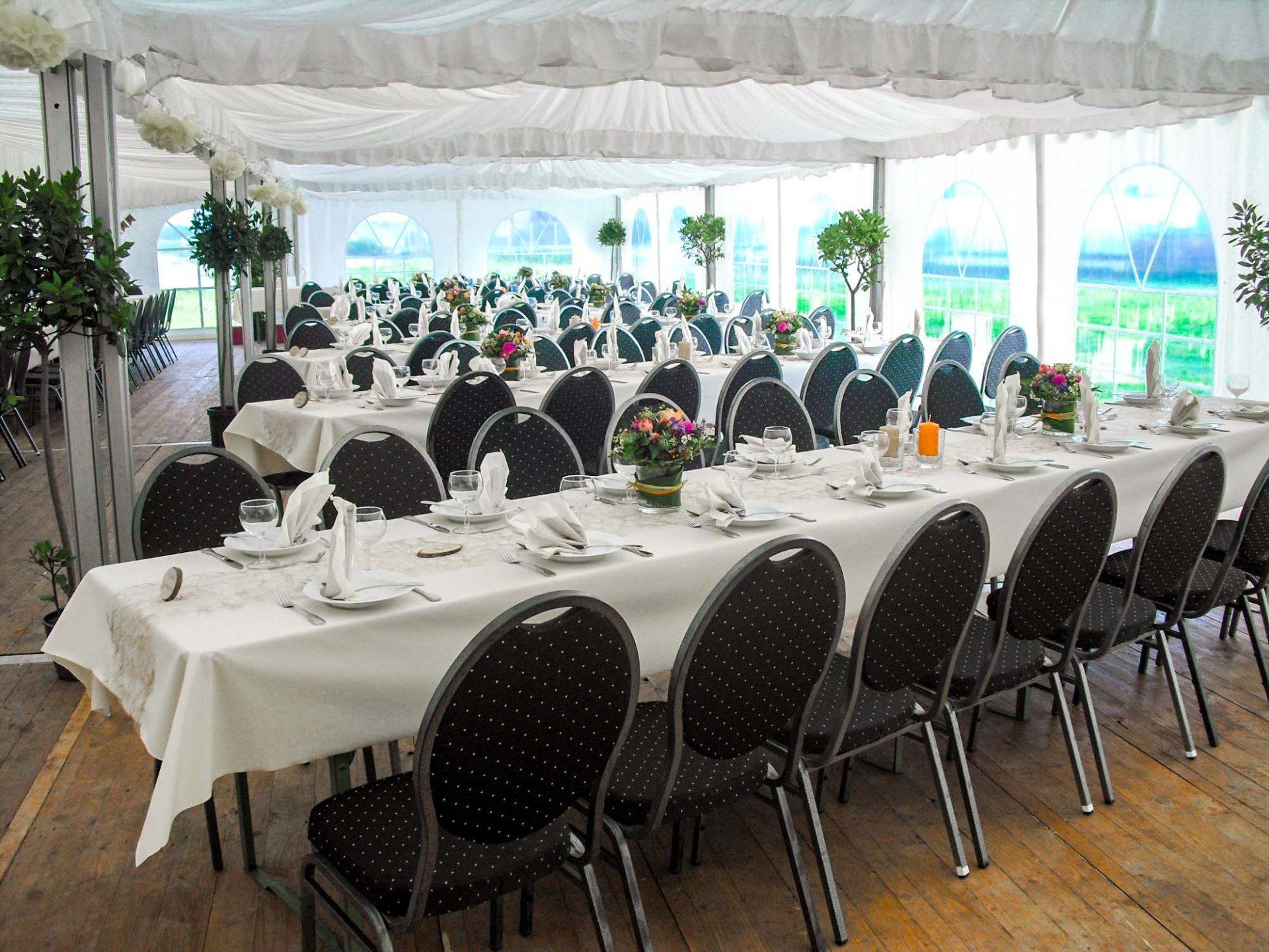 Rechteckige, lange Tische und Stühle