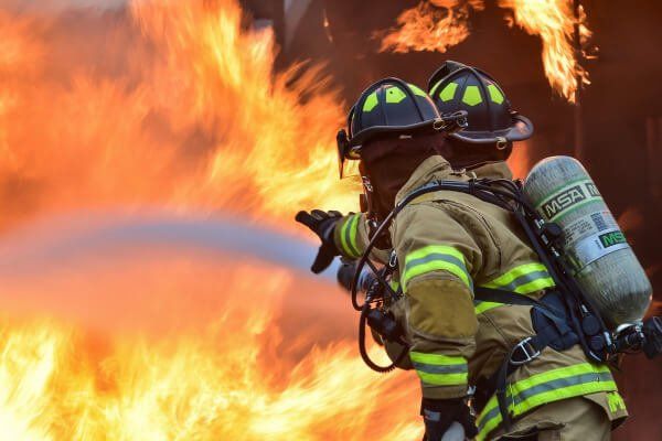 pompieri durante un incendio