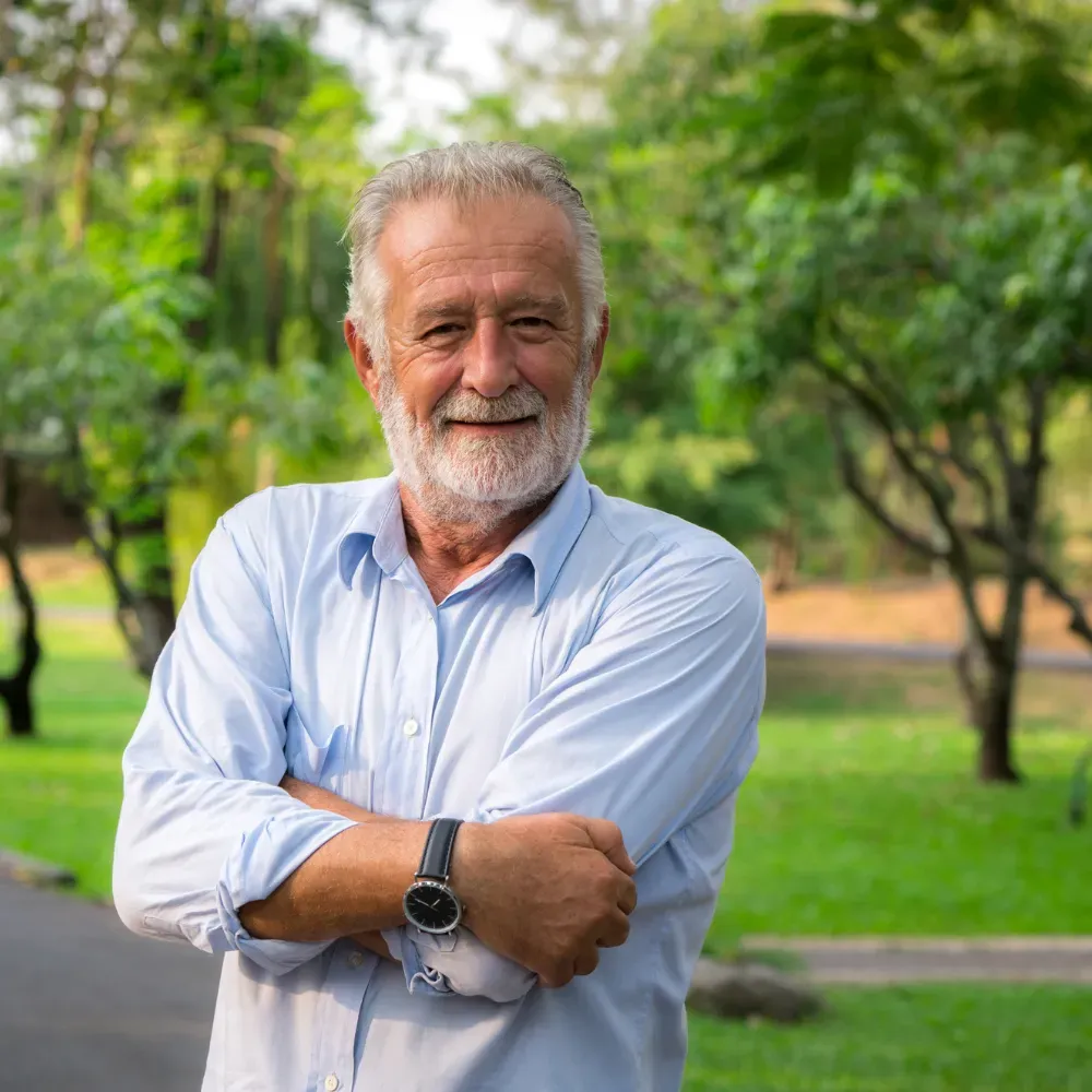Homme senior debout dans la nature