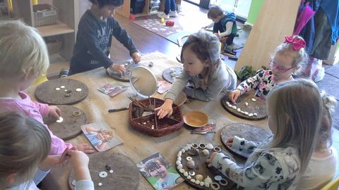 kids eating food