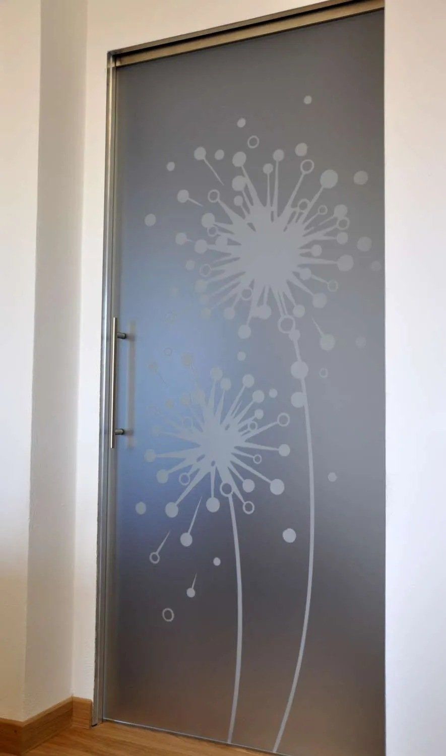 porta interna in vetro satinato con decorazioni