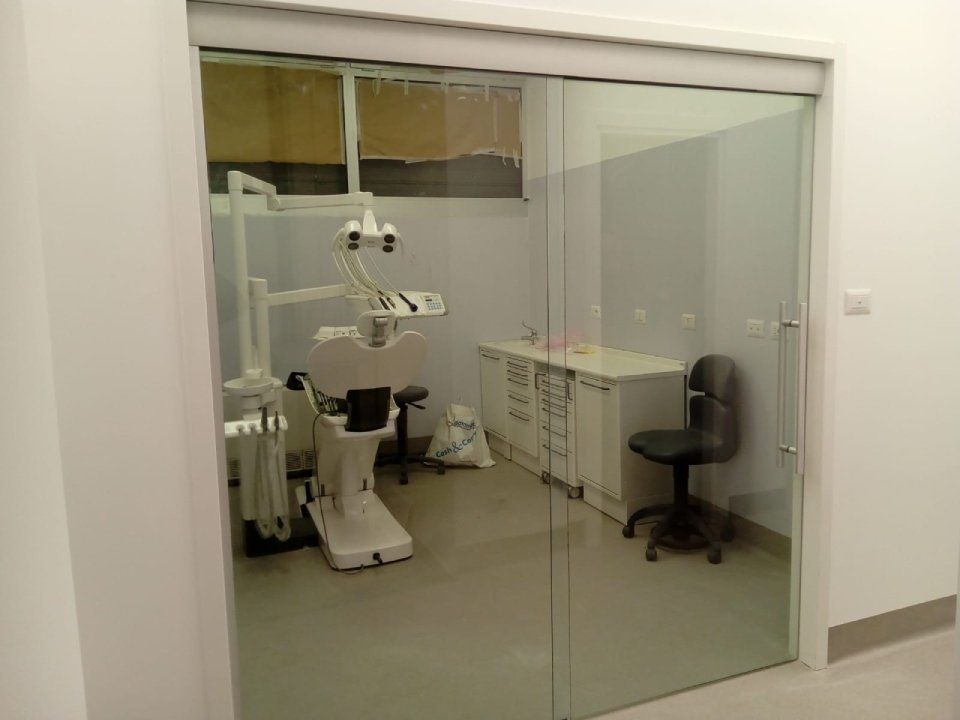 porte scorrevoli in vetro per studio dentistico