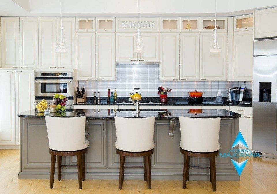 cucina con piano in vetro