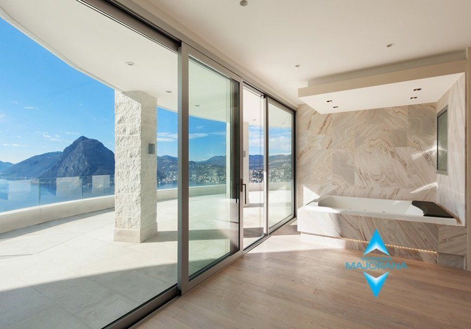 bagno con porte vetrate scorrevoli