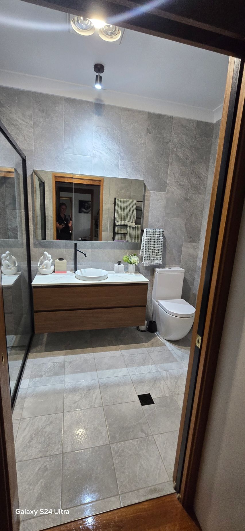 A clean bathroom space with bright lighting — A Place 2 Shine In Chisholm, NSW