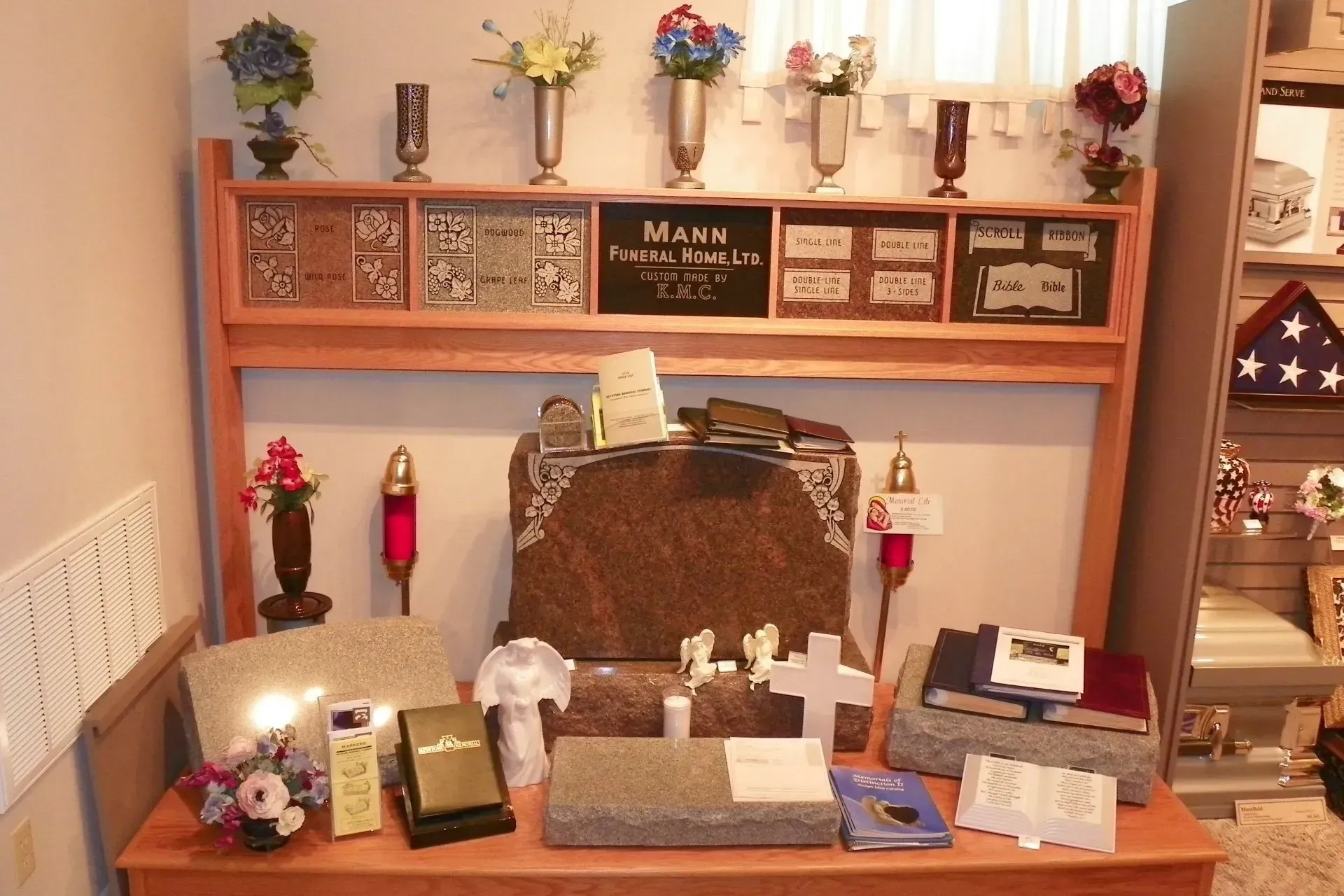 A room with a sign that says maus on it