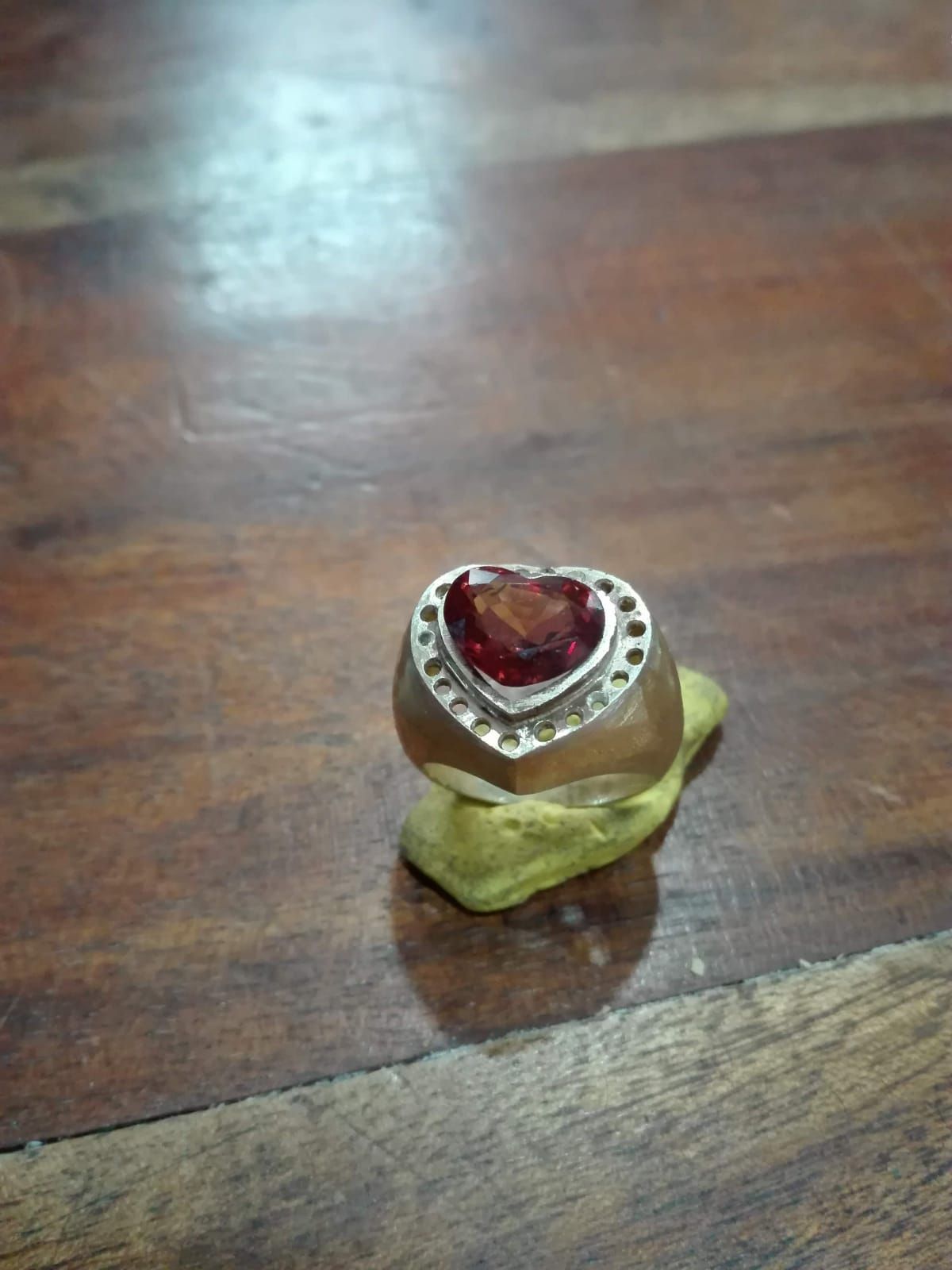 anello oro con pietra preziosa