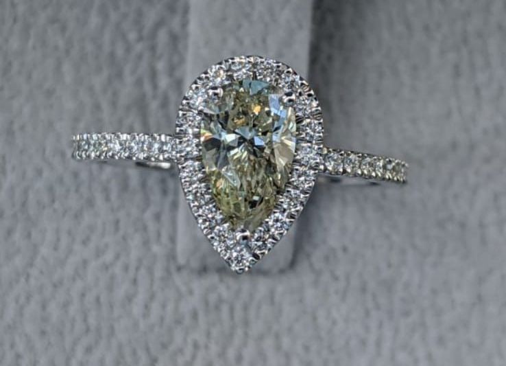 anello oro con pietra preziosa