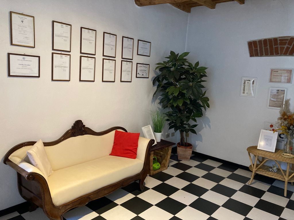 Sala d'attesa con divano