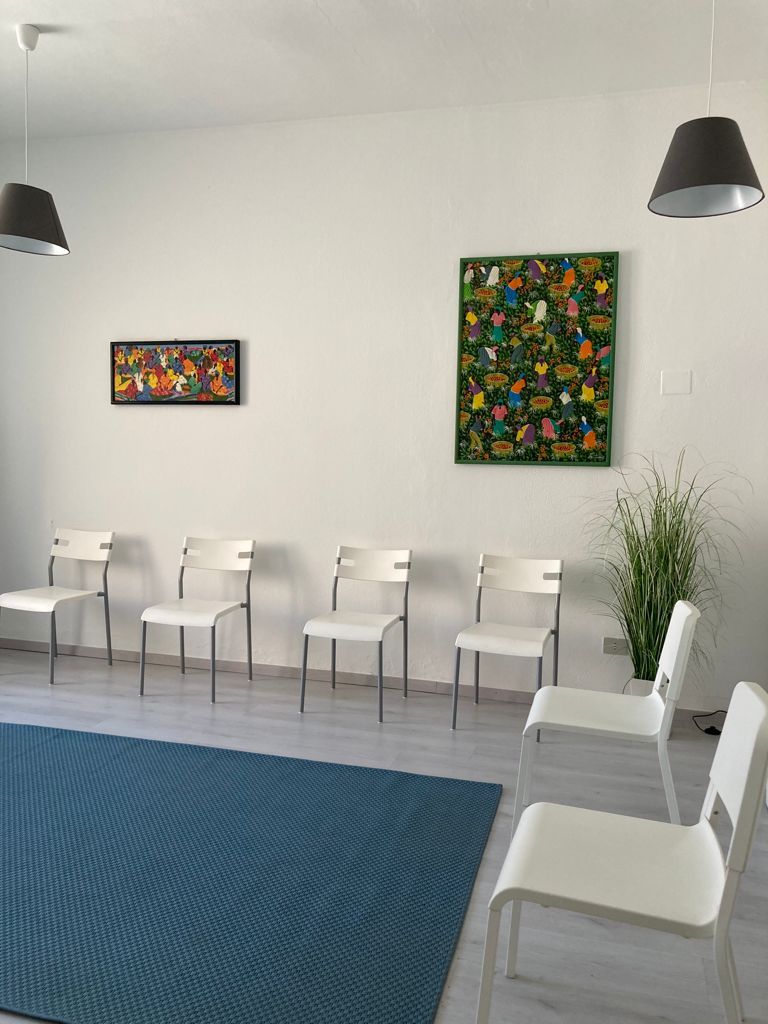 Sala d'attesa con sedie