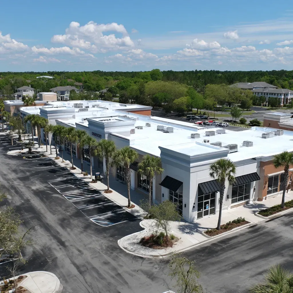 Our flat roof experts deliver perfect commercial flat roof installation Riverview FL on plazas, schools, and government buildings.