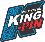 Logo pour Batterrie King Pin, avec motif de bande de roulement de pneu, texte rouge et blanc et fond noir.
