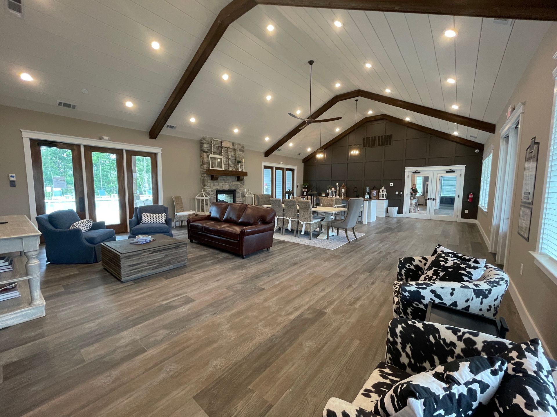 A living room filled with furniture and a ceiling fan.