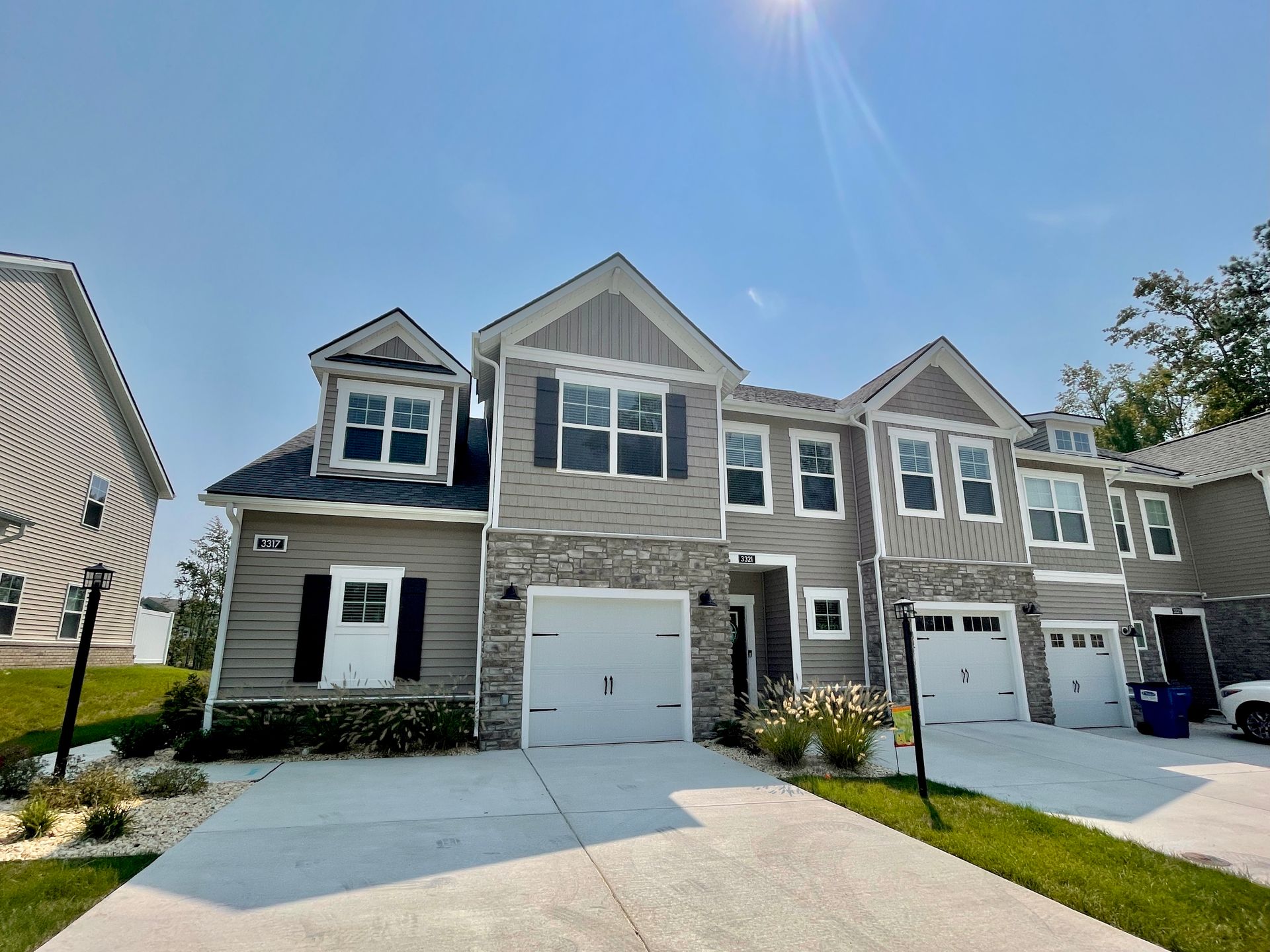 A large house with a lot of windows and garages