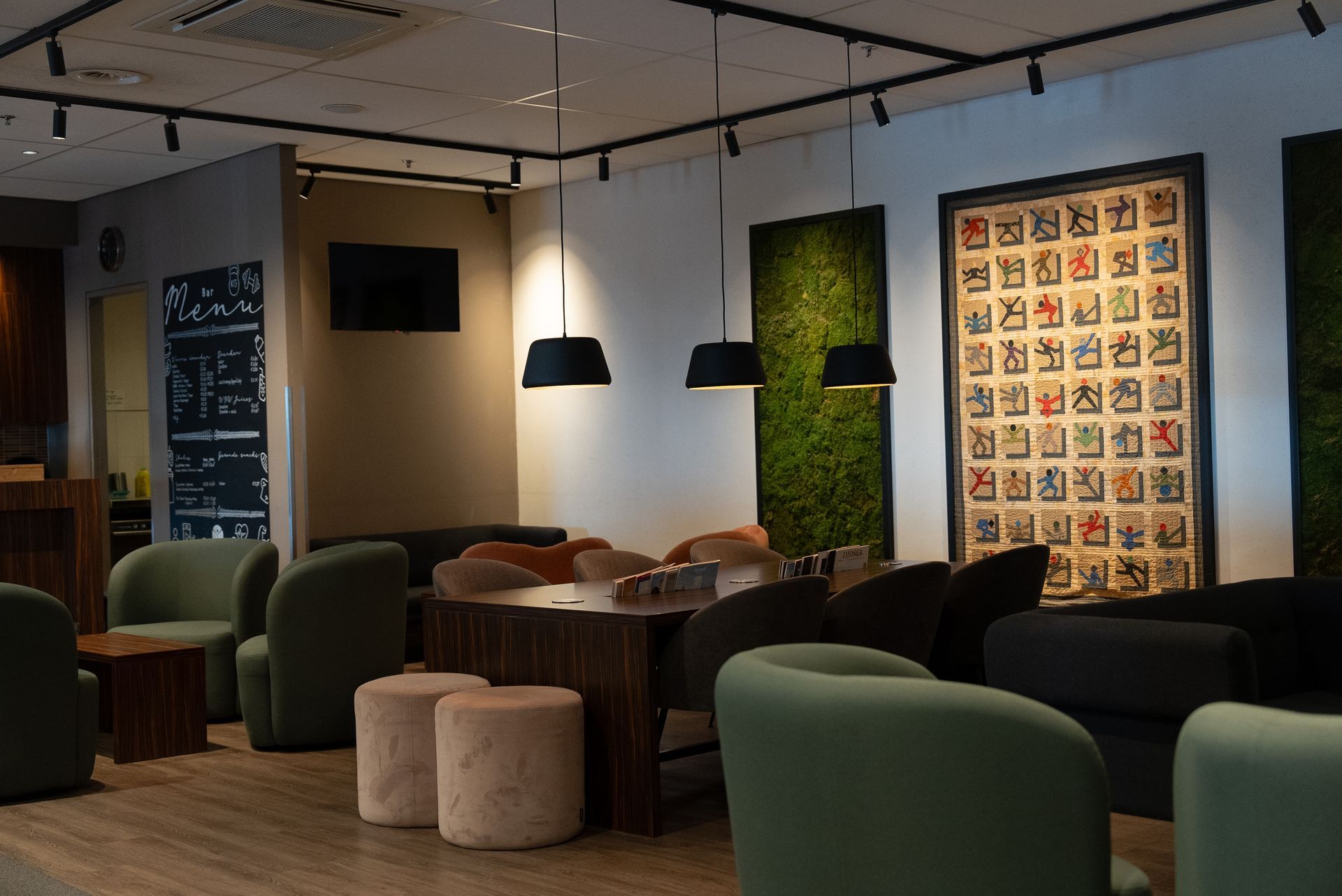 Een kamer met veel stoelen en tafels