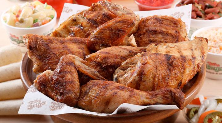 Un plato de pollo frito encima de una mesa.