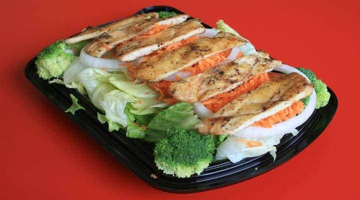 POLLO BRUJO -  CHAROLAS CON ENSALADA