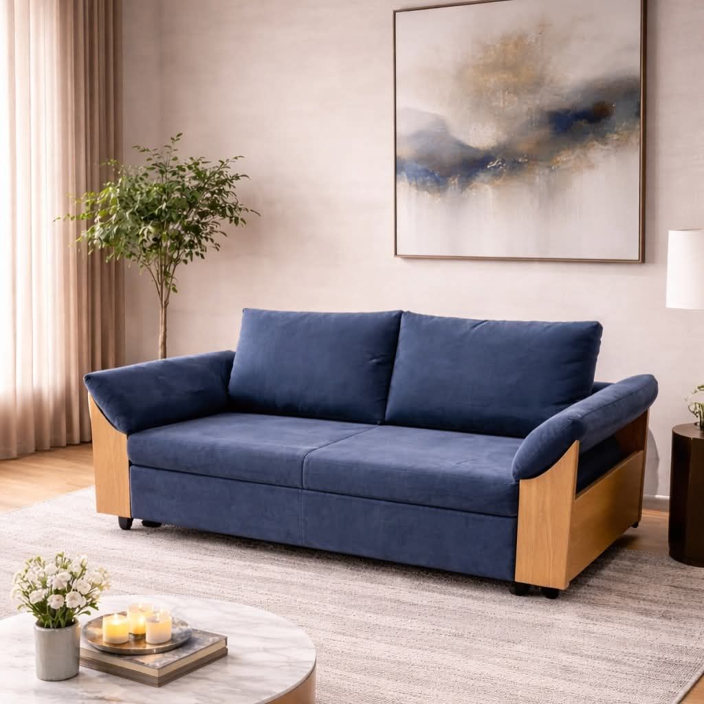 Sofá azul con detalles de madera en una sala de estar con un cuadro y una alfombra.