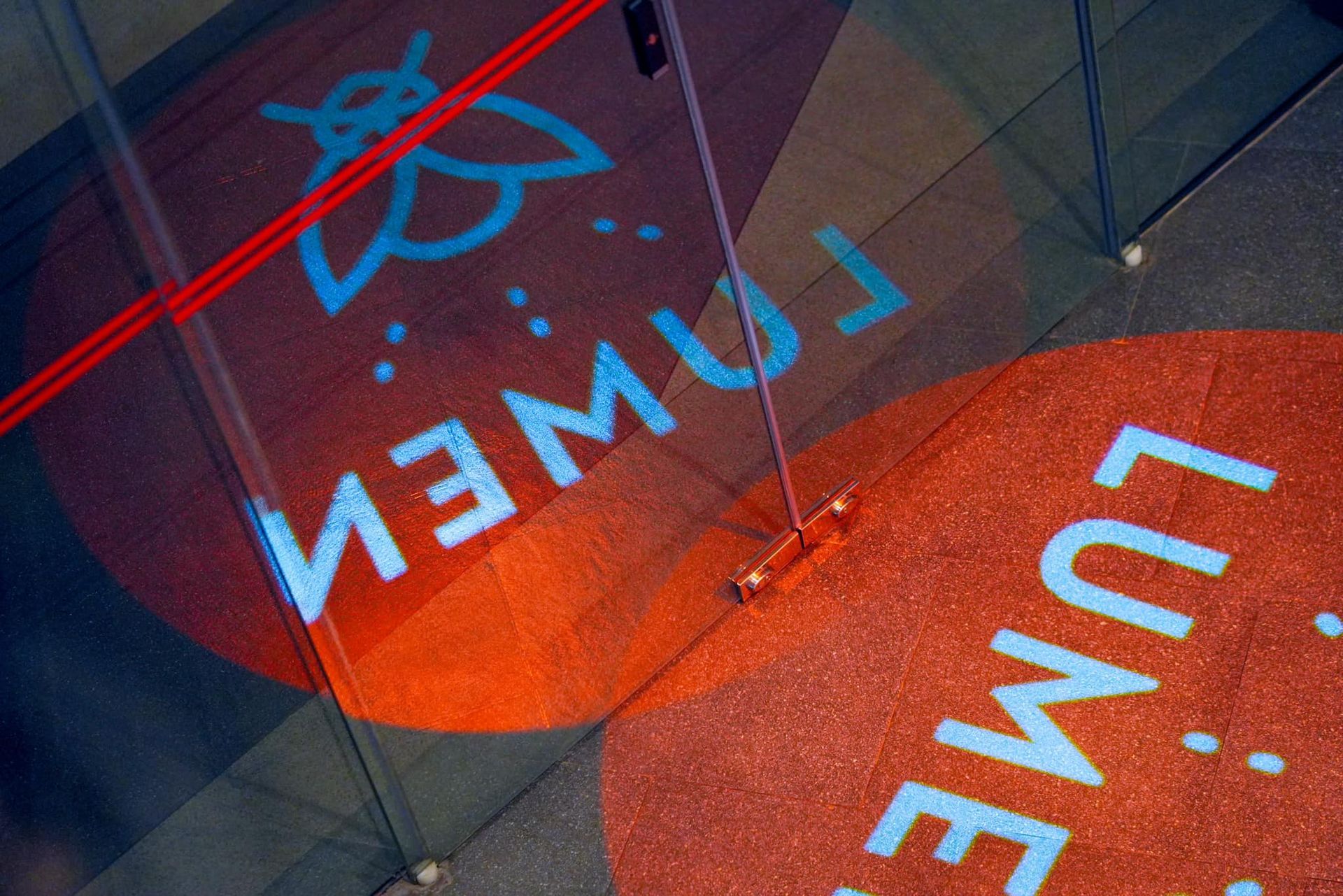 The word lume is written on a red surface