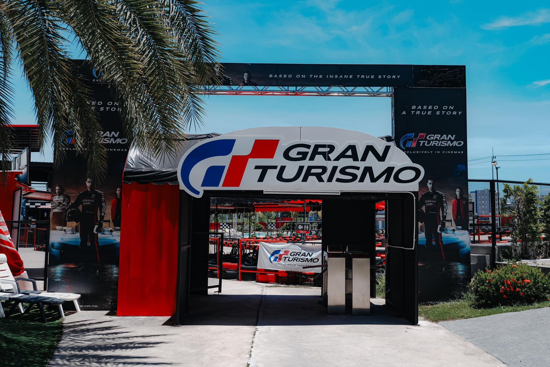 A sign that says gran turismo on it