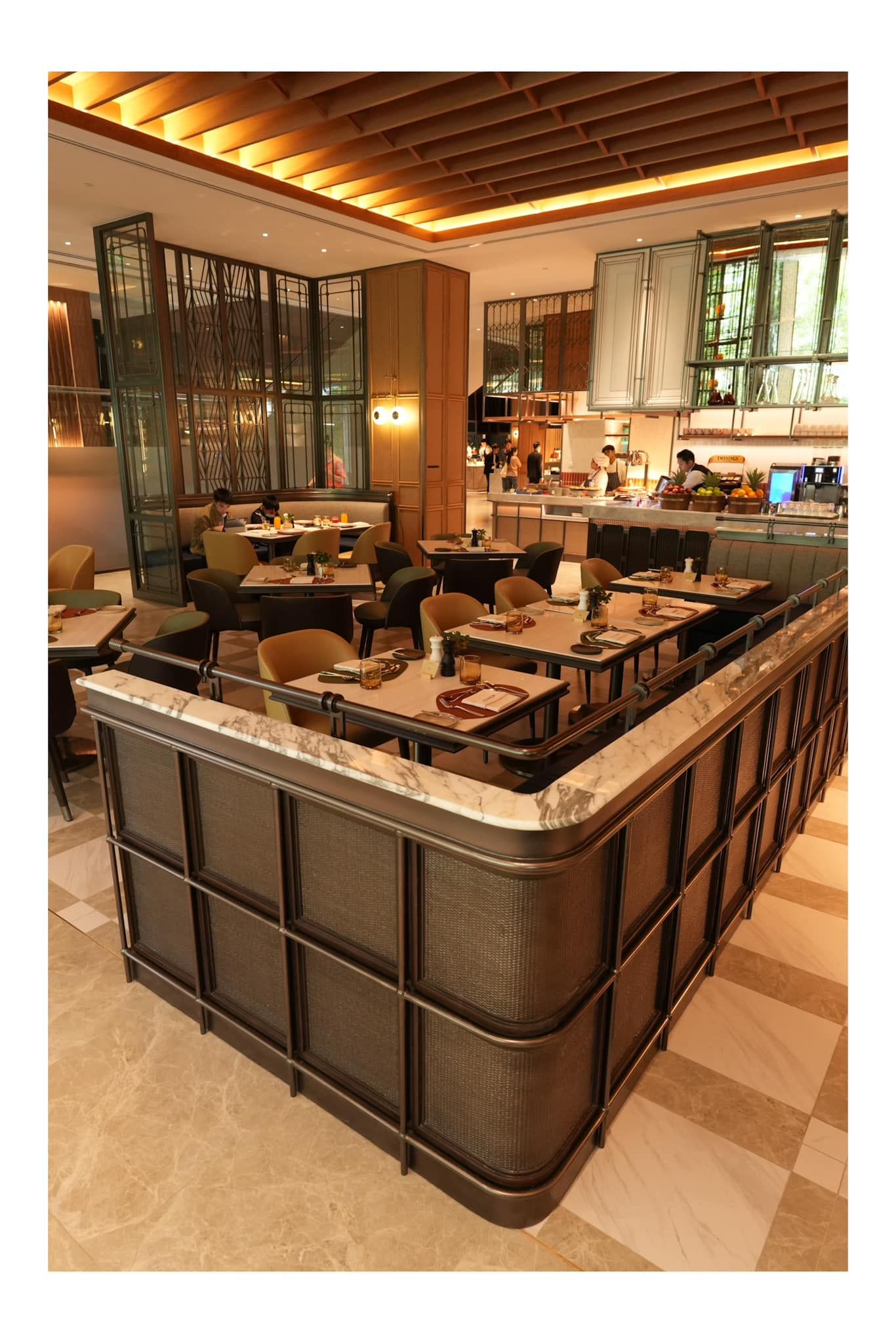 A large room with tables and chairs in a restaurant.