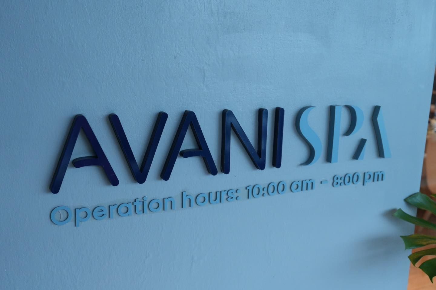 A sign that says avani spa on it