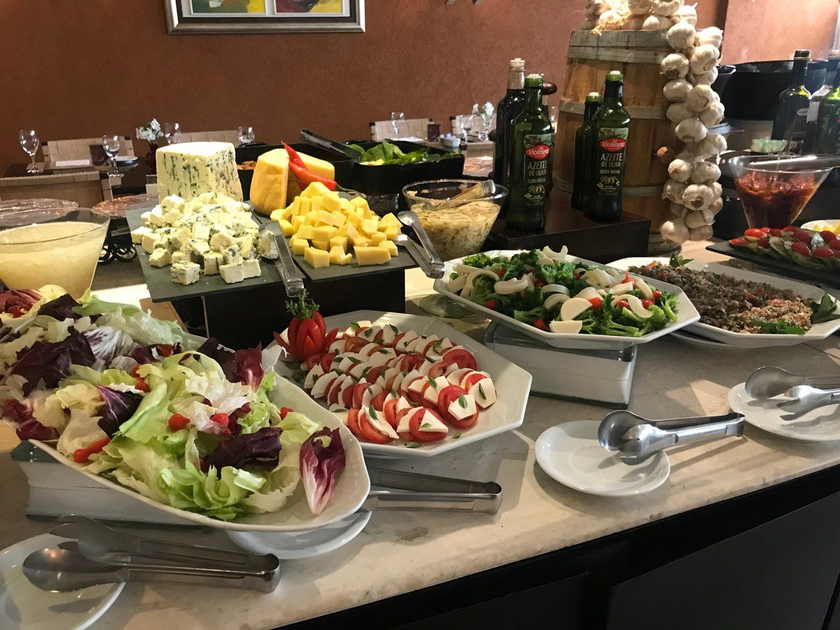 Mesa de frios e saladas