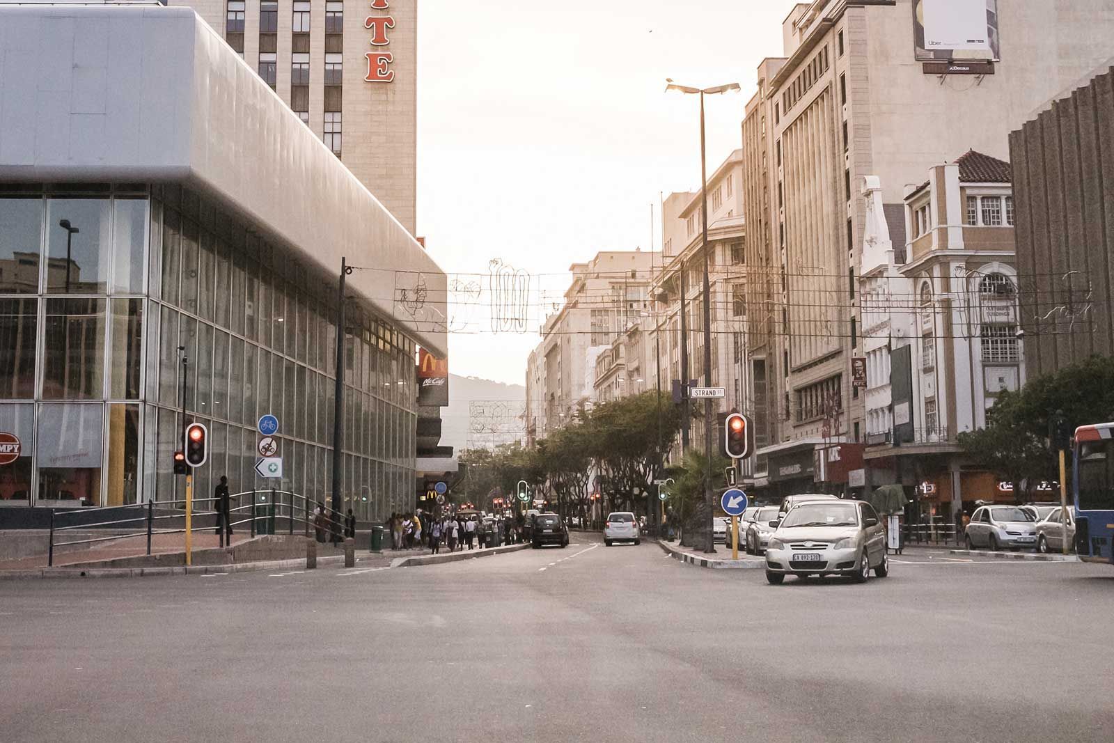 Una strada trafficata della città con un edificio che ha la lettera e su di essa