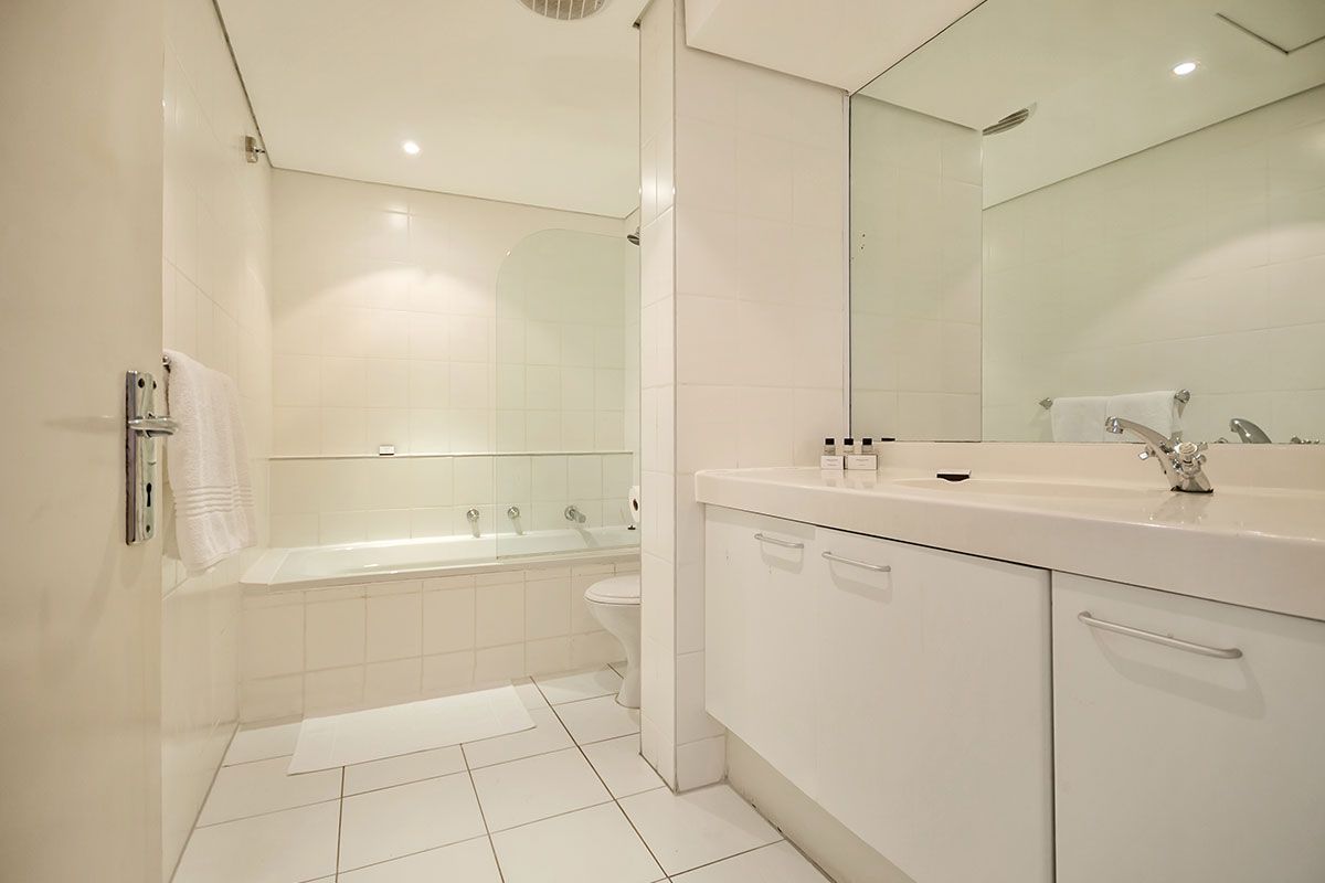 Ein Badezimmer mit Waschbecken, Toilette und Badewanne.